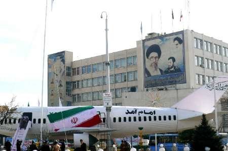 رونمایی از ماکت هواپیمای حامل امام خمینی (ره) در میدان انقلاب ارومیه