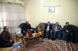 رئیس دانشگاه آزاد با خانواده شهید تقوی دیدار کرد