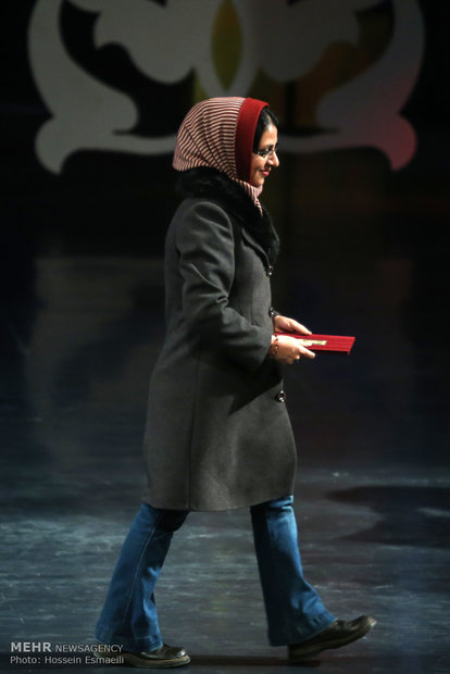 منصوره قلیچی عکاس خبرگزاری مهر برگزیده عکس تئاتر در آئین اختتامیه سی و سومین جشنواره بین‌المللی تئاتر