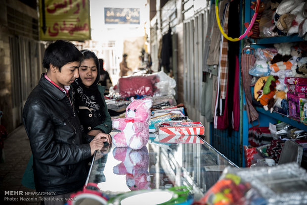 بهزاد و زینب به بازار آمده اند تا با پول کمی که دارند برای بچه شان عروسک بخرند.
