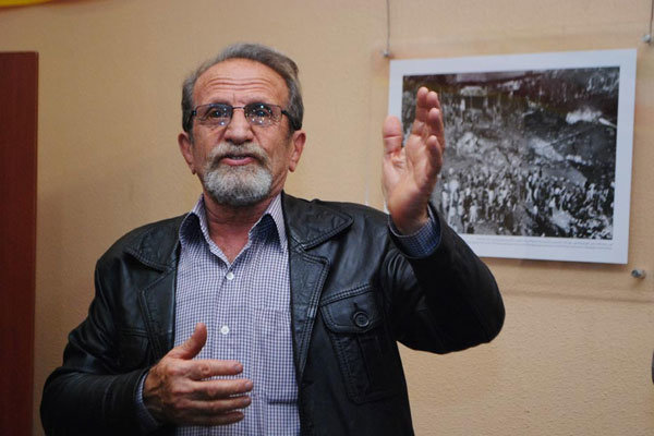 علی کاوه «مجموعه عکس های انقلاب57» را روی دیوار برد