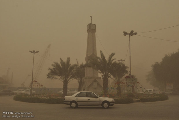 گرد و غبار بر آسمان خوزستان سایه افکند/ مدارس ۹ شهر تعطیل شدند