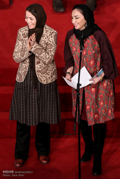 هانیه توسلی و مهتاب نصیرپور در اختتامیه سی و سومین جشنواره فیلم فجر