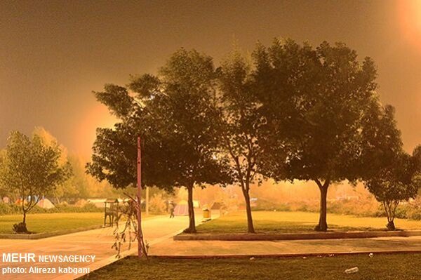ریزگردهای اهواز و حواشی سفر ابتکار به خوزستان  