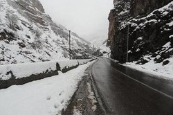 بارش برف و باران درمحورهای ۳استان/ مه‌گرفتگی در محور مشهد-نیشابور