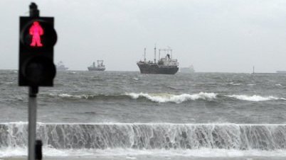 طوفان دریایی در سواحل خلیج‌فارس/مسیر دریایی قشم بندرعباس بسته شد