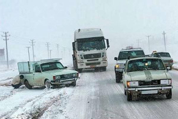 ۳۵۰ خودرو گرفتار در برف محور کرمان - ماهان نجات یافتند
