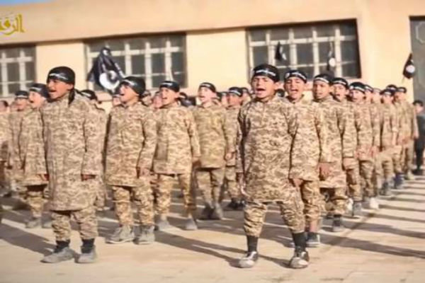فیلم/ آموزش کودکان توسط داعش برای انجام عملیات تروریستی