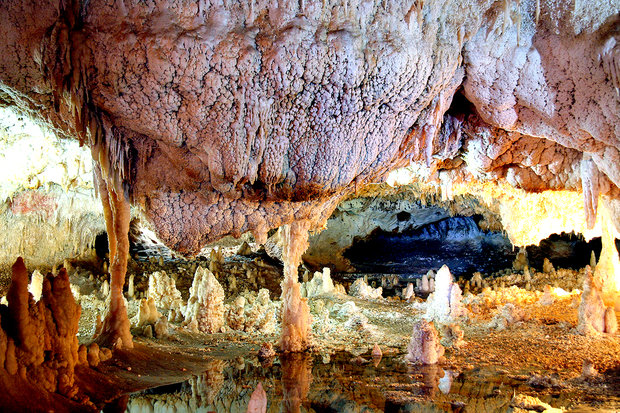غار «کتله خور»، زمانی برای درنگ در هنرنمایی آب و بلورهای آهکی