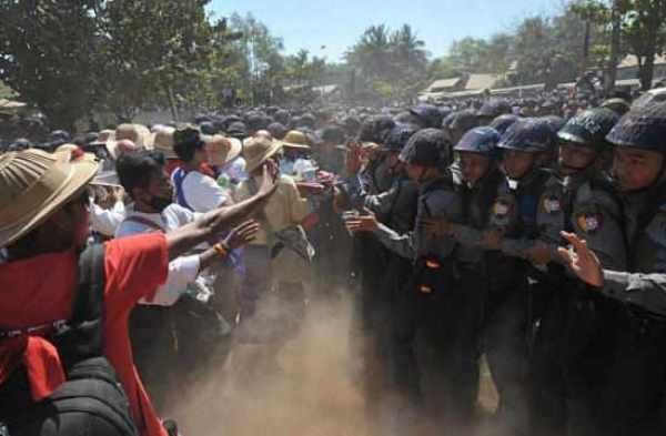 میانماری ها در اعتراض به اصلاحات آموزشی اعتصاب غذا کردند