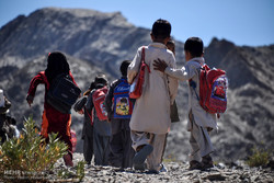 صخره نوردی دانش آموزان ده بالا در جنوب کرمان برای رسیدن به مدرسه