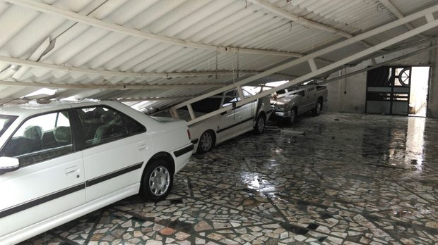 بارش برف خسارت سنگینی به یک نمایشگاه اتومبیل وارد کرد