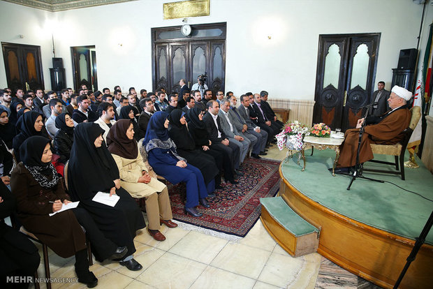 دیدار جمعی از مسؤولان و دانشجویان رشته حقوق دانشگاه آزاد اسلامی واحد پردیس با آیت الله هاشمی رفسنجانی