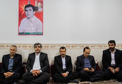 استاندار بوشهر به دیدار خانواده شهید درج در شهر شنبه رفت