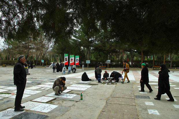 زیارت اهل قبور و شهدا در آخرین پنج شنبه سال در مشهد