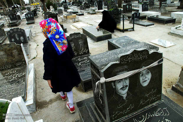 زیارت اهل قبور و شهدا در آخرین پنج شنبه سال در مشهد