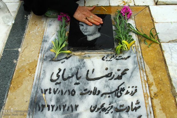 زیارت اهل قبور و شهدا در آخرین پنج شنبه سال در مشهد