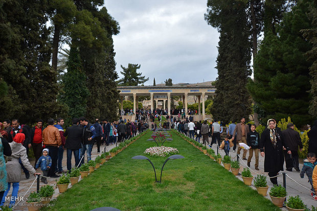 مهمانان نوروزی در حافظیه شیراز