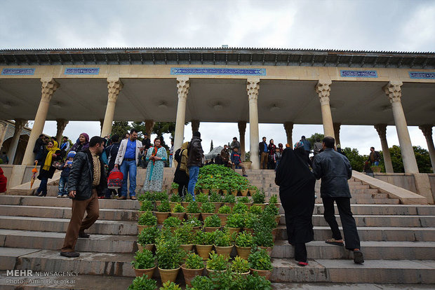 مهمانان نوروزی در حافظیه شیراز