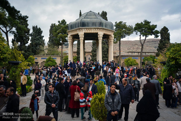 مهمانان نوروزی در حافظیه شیراز