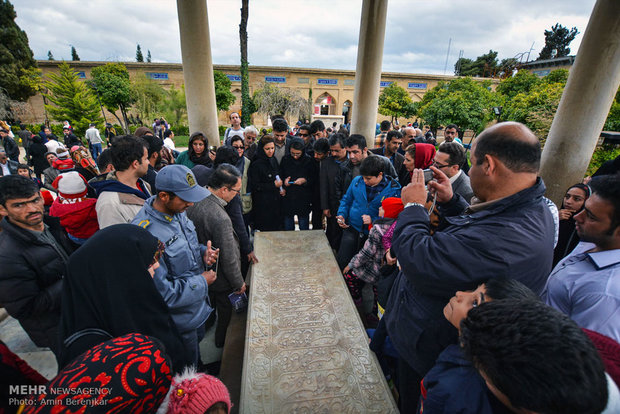 مهمانان نوروزی در حافظیه شیراز