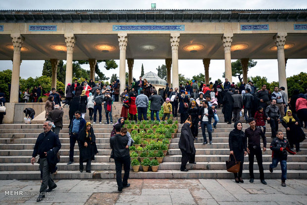 مهمانان نوروزی در حافظیه شیراز