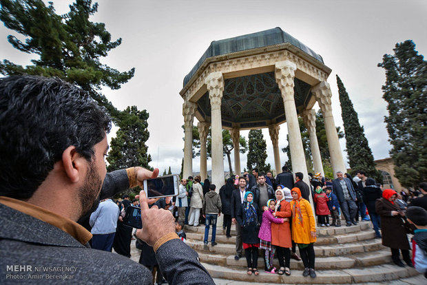 مهمانان نوروزی در حافظیه شیراز