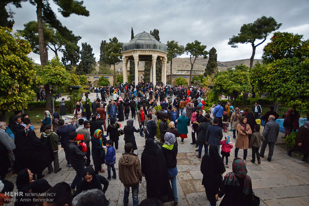 مهمانان نوروزی در حافظیه شیراز