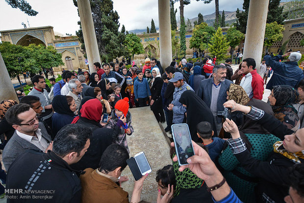 مهمانان نوروزی در حافظیه شیراز