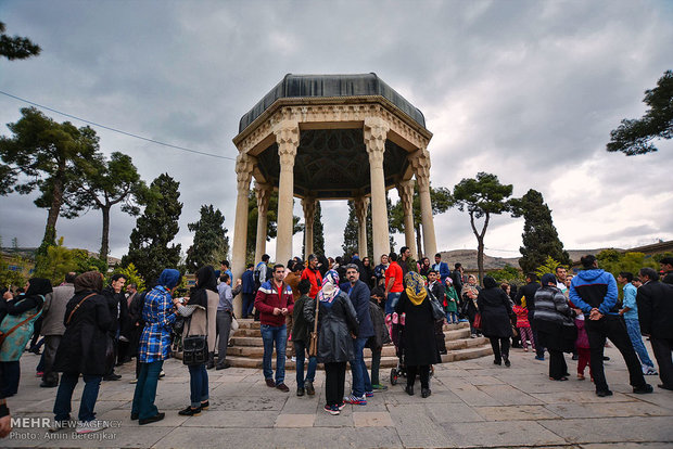 مهمانان نوروزی در حافظیه شیراز