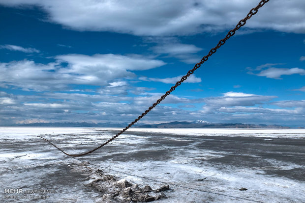 فراخوان جذب سرمایه‌گذار بهره‌بردار از املاح نمک دریاچه ارومیه