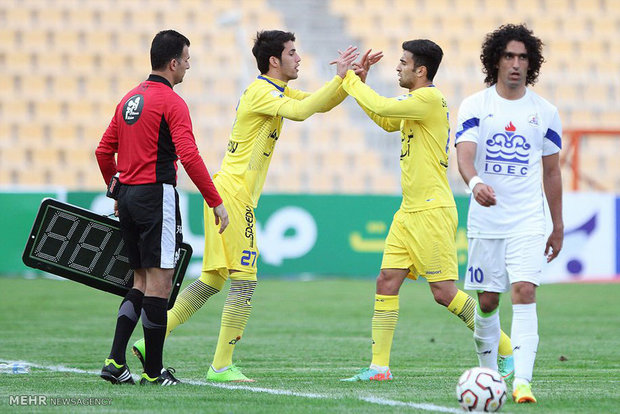 دیدار تیم های فوتبال نفت تهران و نفت مسجد سلیمان