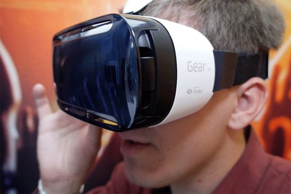 عینک‌های واقعیت مجازی با نمایشگرهای درخشان تر از راه می رسند