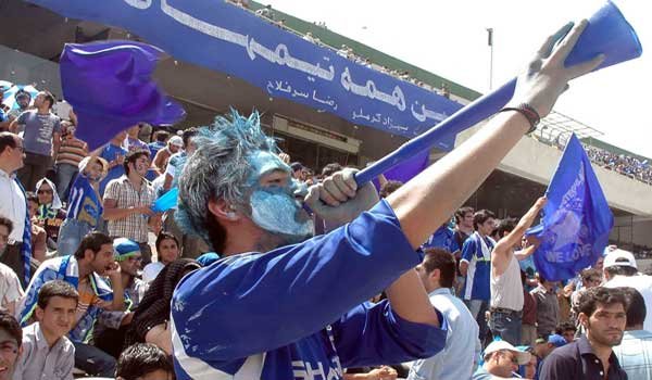 جشن هواداران استقلال مقابل اتوبوس این تیم بعد از دربی
