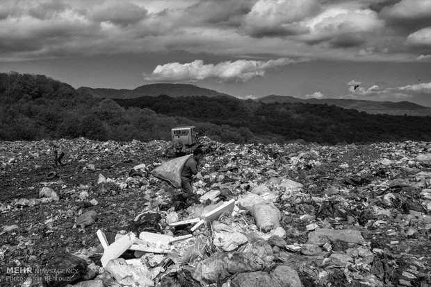 تامین هزینه ی زندگی در میان انبوهی از زباله 