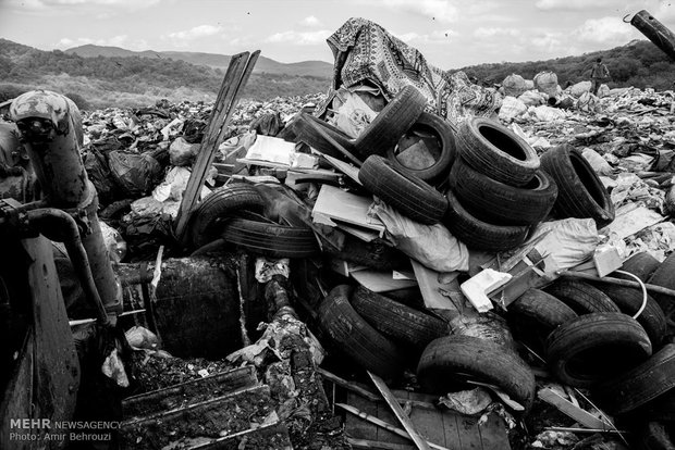 تامین هزینه ی زندگی در میان انبوهی از زباله 
