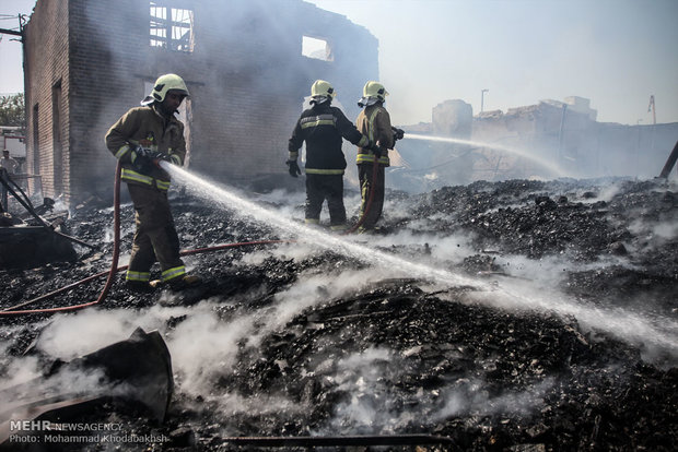 آتش‌سوزی در انبار لوازم پزشکی در خیابان ولیعصر
