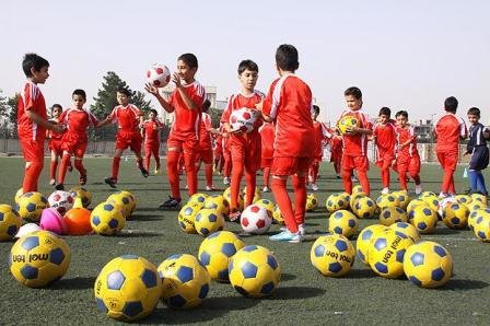 خانواده‌ها به مدارس رسمی فوتبال مراجعه کنند