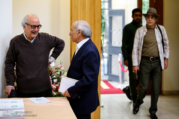 محمدرضا شفیعی کدکنی در مراسم اعطای جایزه ادبی به دکتر محمدعلی موحد