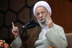 پیشنهاد مذاکره به دشمن در خفا احمقانه است/ دفاع از نظام اسلامی بزرگترین وظیفه روحانیت