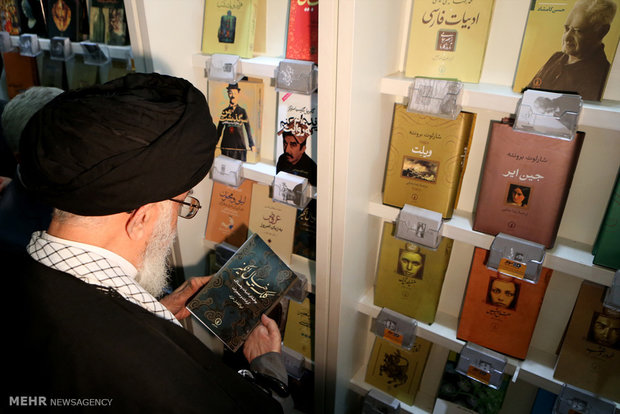 بازدید مقام معظم رهبری از بیست و هشتمین نمایشگاه کتاب تهران