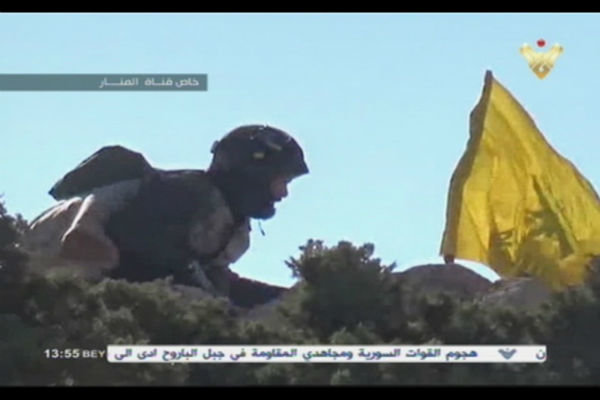 Hizbullah, bayrağını teröristlerden kurtardığı Kalemun'a dikti Hizbullah, bayrağını teröristlerden kurtardığı Kalemun'a dikti
