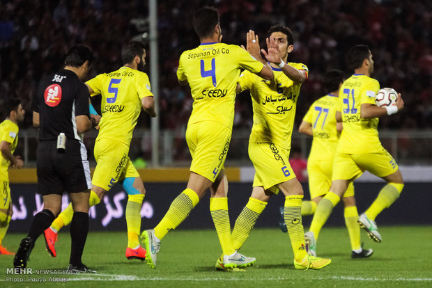 دیدار تیمهای فوتبال تراکتورسازی و نفت تهران