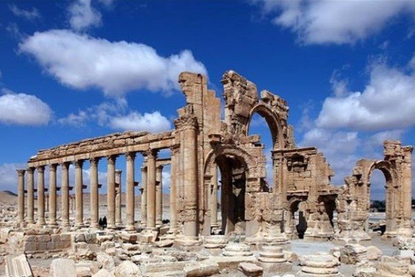 تنظيم داعش الارهابي يفخخ مدينة تدمر الأثرية
