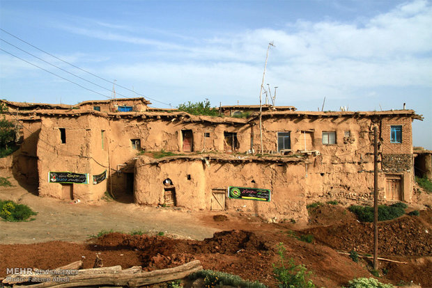 مراد اللهیاری معلم و راننده خودرو دانش آموزان روستای بیاتان سوخته استان مرکزی