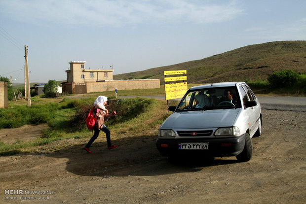 مراد اللهیاری معلم و راننده خودرو دانش آموزان روستای بیاتان سوخته استان مرکزی