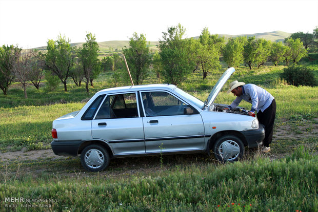 مراد اللهیاری معلم و راننده خودرو دانش آموزان روستای بیاتان سوخته استان مرکزی