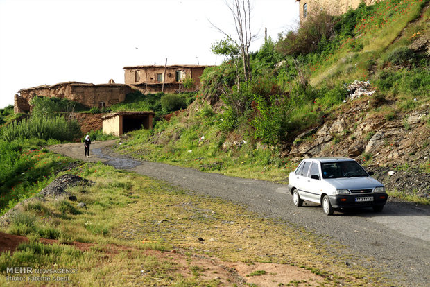 مراد اللهیاری معلم و راننده خودرو دانش آموزان روستای بیاتان سوخته استان مرکزی