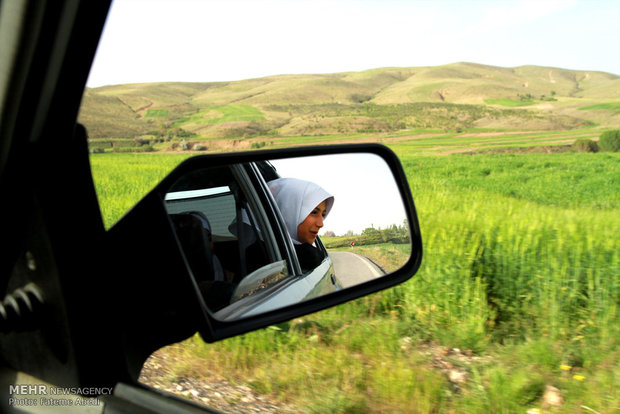 مراد اللهیاری معلم و راننده خودرو دانش آموزان روستای بیاتان سوخته استان مرکزی