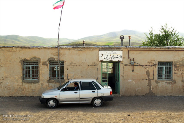 مراد اللهیاری معلم و راننده خودرو دانش آموزان روستای بیاتان سوخته استان مرکزی